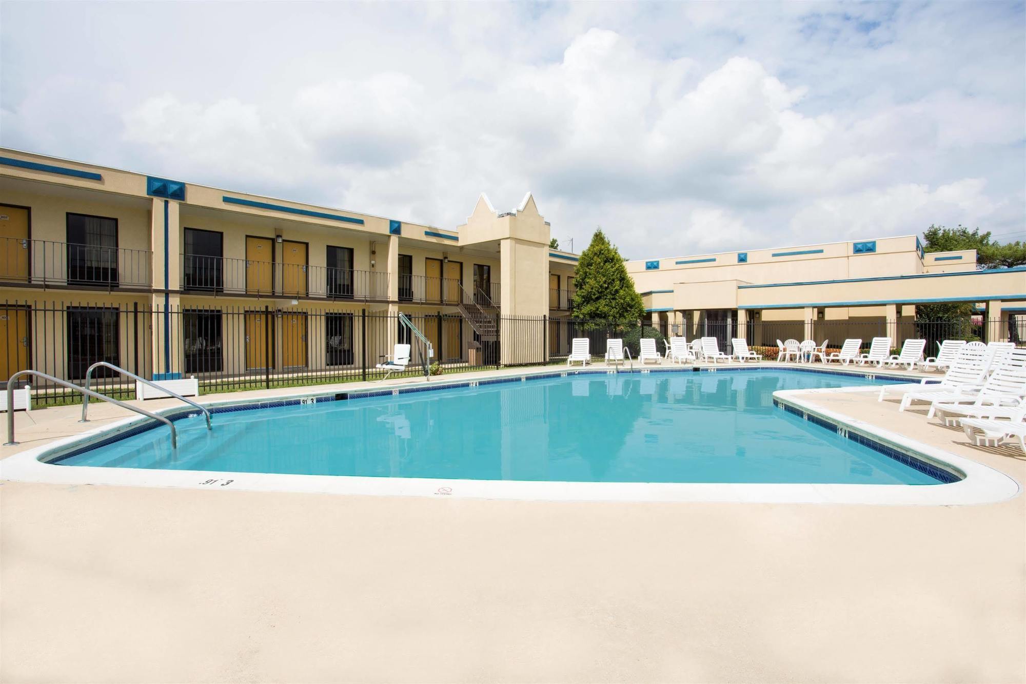 Days Inn By Wyndham Camp Springs Andrews Afb Exterior photo